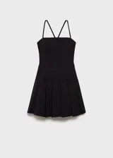 Vestido corto negro con tirantes finos y escote recto.