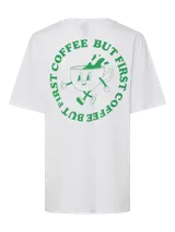 Remera blanca de calce oversize, cuello redondo y mangas cortas. Estampado frontal pequeño de una taza de café verde.