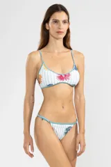 Top de bikini blanco con estampado de flores y rayas verticales celestes, con breteles finos regulables y forro de poliamida.