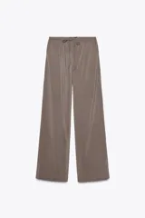 Pantalón palazzo color gris topo de tejido fluido, con cintura elástica ajustable con cordones y bolsillos laterales.