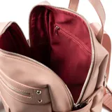 Mochila color nude de símil cuero con acceso superior con cierre, bolsillo interno con cierre, dos bolsillos externos abiertos y un bolsillo externo con cierre. Tiene correa regulable, herrajes plateados, interior de tela de algodón y poliéster, y logo de XL Extra Large grabado.