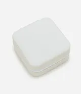 Estuche blanco rectangular de cuero sintético con cierre de cremallera y separadores internos para organizar joyas y accesorios.