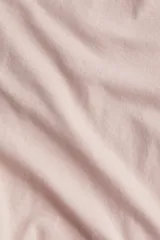 Remera rosa de algodón con cuello redondo.