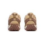 Zapatillas de senderismo Merrell Accentor 3, color beige con detalles en marrón. Capellada de cuero de ante y malla transpirable, cordones y correas reciclados, lengüeta de fuelle, puntera de goma protectora, forro de malla reciclada, plantilla extraíble de espuma EVA reciclada, tratamiento Cleansport NXT™ para el control del olor, cámara de aire Merrell Air Cushion en el talón y suela de goma adherente.
