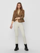 Chaqueta marrón de cuero sintético con corte biker, cierre asimétrico con cremallera, cuello con solapas y tachas decorativas.