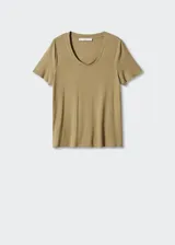 Camiseta color ocre de manga corta con cuello redondo y corte recto.