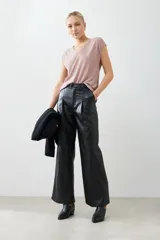 Blusa rosa de lurex con escote en V y mangas cortas.