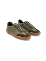 Zapatillas urbanas blancas con detalles en gamuza gris y suela de goma marrón.