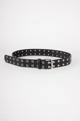 Cinturón negro de símil cuero con hebilla rectangular metálica y detalles de ojalillos.