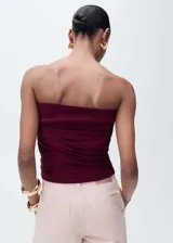 Top bandeau negro de punto fino con detalle de nudo en la cintura.