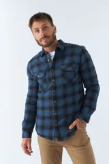 Sobrecamisa de viyela para hombre con interior capitoneado, fit regular, manga larga, cierre con botones, bolsillos y logo en grifa de cuero.