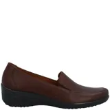 Zapato tipo slip on de cuero liso color negro, con elástico en los laterales y plantilla con relieves para mayor circulación de aire.