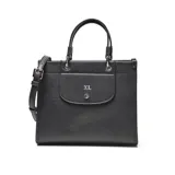 Cartera estructurada mediana de material símil cuero negro, con doble manija fija y correa larga regulable y desmontable. Presenta solapa frontal con botón imantado y herrajes metálicos plateados.