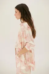 Camisa de manga larga color blanco con estampado de abanicos negros.