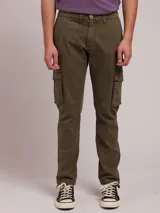 Pantalón cargo color marrón claro, corte skinny, con bolsillos laterales con fuelle y solapa.