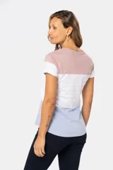 Remera de cuello redondo y manga corta con rayas horizontales en colores verde, rosa y blanco. De textura suave.