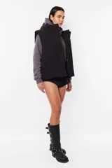 Buzo crop de frisa gamuzada color beige. Diseño con bolsillo canguro delantero, capucha con forrería interna, ojalillos metálicos de marca, cordón ajustable con punteras metálicas, puños y cintura en rib.