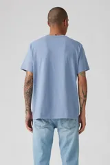 Remera celeste de corte recto y mangas cortas, con logo de Levi's estampado en blanco en el pecho.