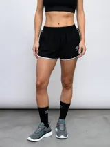 Short deportivo gris con ribetes celestes en ruedo y cintura.