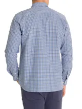 Camisa de manga larga con cuello italiano y bolsillo en el pecho con logo bordado. Diseño a cuadros en tonos azul, blanco y negro.