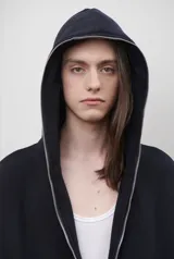 Campera negra con capucha, cierre metálico frontal, bolsillos laterales y corte oversize unisex.