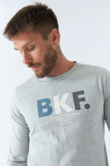 Remera de manga larga azul marino con estampado frontal de letras BKF en celeste y rosa.