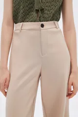 Pantalón de poliéster color beige, de corte recto y tiro alto.
