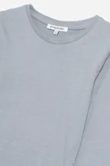 Remera de manga larga color rosa pálido, con cuello redondo.