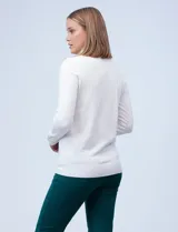 Polera de hilado fino verde, con puños y detalles de botones, diseño de algodón con ajuste cómodo.