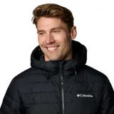 Campera puffer negra con capucha, cierre frontal completo, bolsillos laterales con cierre y logo de Columbia bordado en blanco en el pecho.