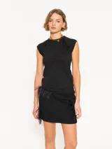 Top negro de tejido de punto con cuello redondo y mangas cortas estilo raglán. Presenta plumas aplicadas en el frente y logo bordado en la espalda.