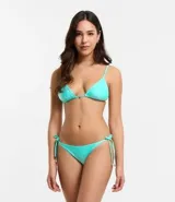 Bombacha de bikini color celeste, con corte clásico, lazos laterales y pespuntes contrastantes.