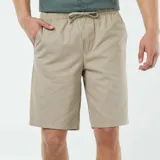 Bermudas color beige de corte recto.