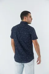 Camisa de hombre de algodón color beige con estampado de hojas, corte slim, manga corta, cartera abotonada y logo bordado.