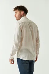 Camisa manga larga de lino y algodón a rayas verticales color beige y blanco, con logo bordado y fit semi slim.