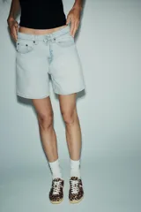 Zapatillas deportivas con estampado animal, cordones blancos y suela color caramelo.