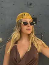 Gorro de crochet color mostaza con diseño calado.