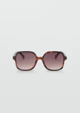 Lentes de sol cuadrados con montura de carey y lentes degradadas marrones.