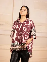 Camisa de manga corta con estampado abstracto en tonos azul marino, celeste y blanco.