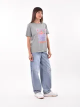 Remera blanca de algodón con estampado de limones y texto en azul.