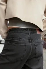 Jeans tobilleros de tiro alto color negro, corte recto y cinco bolsillos.