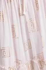 Vestido corto blanco con estampado de paneles geométricos dorados, escote en V con lazo ajustable y mangas largas acampanadas.