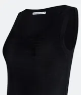 Musculosa verde oliva de punto texturizado, con breteles anchos y cuello redondo.