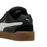 Championes Puma Park Lifestyle SK8 blancos con detalles en negro, gris y suela color caramelo.