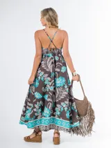 Vestido largo azul marino con estampado floral en tonos amarillo y blanco, de algodón italiano, con escote cuadrado, corte imperio y tirantes finos.