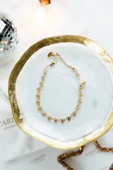 Tobillera dorada de acero quirúrgico con cadena de corazones calados y cierre de mosquetón.