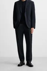 Pantalón de vestir azul marino, de corte recto, con pinzas frontales, bolsillos laterales y traseros con doble vivo y botón.