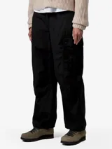 Pantalón cargo negro de corte holgado, con bolsillos laterales y traseros, bolsillos cargo en la pierna y doble capa en las rodillas.