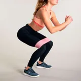 Calza larga azul de tiro alto, corte ajustado y largo hasta el tobillo.