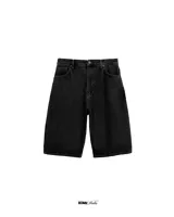 Bermuda de jean color negro, corte ancho y largo a la rodilla.